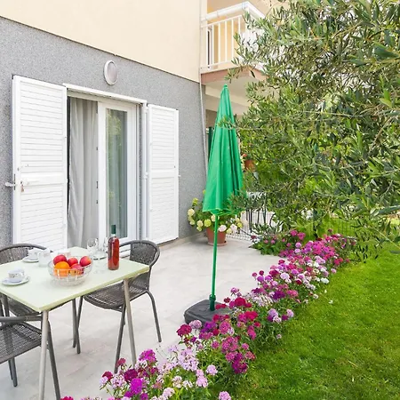 One-Bedroom Apartment In Podstrana